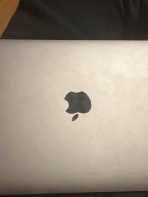 MacBook i silver från Apple - Säljer en stilren MacBook i silver med klassisk Apple-logga på locket. Datorn har en snygg aluminiumdesign och bakgrundsbelyst tangentbord. Perfekt för plugg, kreativt arbete eller surf. Skärmen har hög upplösning och färgerna poppar verkligen.