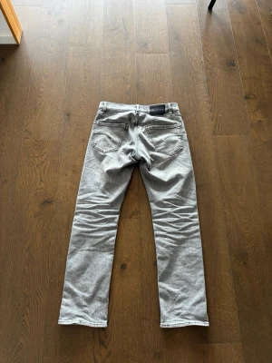 G-Star raw jeans - Tja! Säljer ett par G-Star som har sjukt sköna fades! Grymt skick, finns inga defekter eller hål.               Midja: 40,5 cm  Totlängd: 103,5 cm  Benöppning: 18.5 cm  Lår: 25/26 cm                           Nypris: 1299 kr