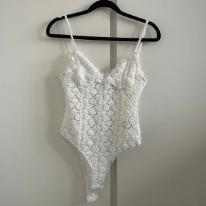 Spets body  - Säljer min fina vita spetsbody pga att den inte används! Mycket bra skick, inga defekter!💞