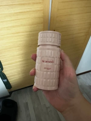 Zimaya Tiramisu Caramel (inspirerad av Bianco Latte) - Tiramisu Caramel är en unisexdoft som kombinerar den söta och fylliga aromen av karamell med ett hjärta av honung, trä och kumarin. Basnoterna av vaniljextrakt, whiskyackord och mysk ger en varm och inbjudande avslutning. 90% kvar, saknar original förpackning.