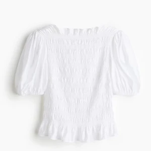 Vit smockad blus med puffärm - Hej! Säljer nu denna vita blus i storlek S från H&M🤗den är i mycket bra skick och endast använd ett fåtal gånger! Hör av er vid frågor eller funderingar!