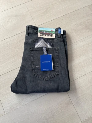 Jacob cohën bard jeans  - Säljer dessa sjukt snygga och unika Jacob cohën jeans. Jeansen är i utmärkt skick och allt og tillkommer😇. Storleken är 33. Ifall du har minsta fundering är det bara att skriva🙌. Fraktar samma dag som köp📦
