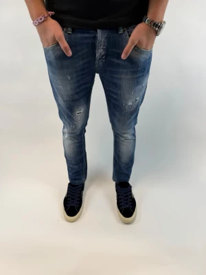 Dondup Jeans George  - Dondup Jeans George! Trendigaste jeansen på marknaden.  Ny pris= 4000 kr Säljs för= 999 kr  (Modellen har original slitningar från fabrik vilket är väldigt eftertraktat och populärt)