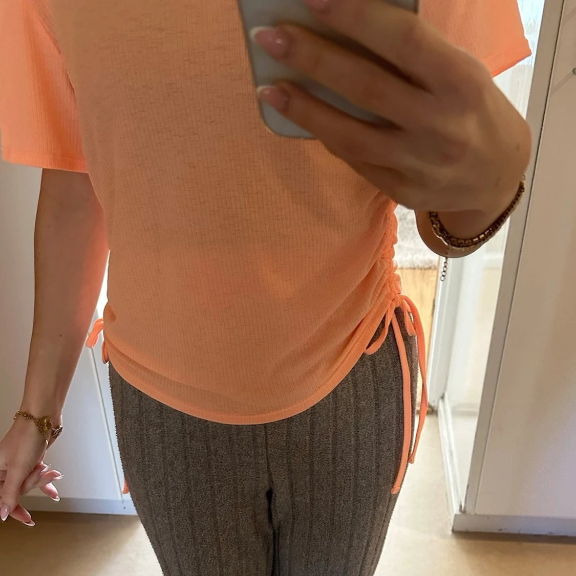 Persikofärgad ribbad topp med snörning - 1