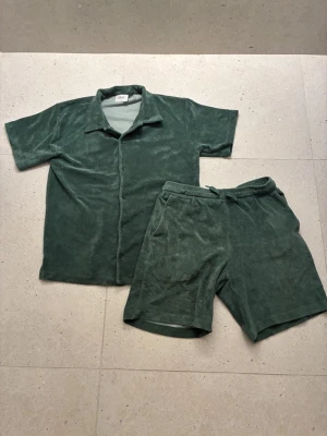 Grönt frottéset med skjorta och shorts - 150 för hela settet, 100kr per produkt annars
