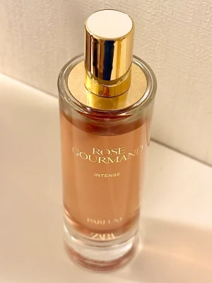 Zara Rose Gourmand Intense 80 ml RARE!!! - Zara Rose Gourmand Intense, 80 ml. Går inte att få tag på längre då detta var en limited edition. Knappt använd, vilket syns på bild. Kommer i originalförpackningen. Givetvis förvarad mörkt, torrt och svalt. Toppnoter: Päron, rom, ros. Hjärtnoter: Jasmin, karamell, saffran, amber.  Basnoter: Vanilj 
