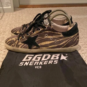 Golden goose skor - As coola golden goose skor med tiger print. Storlek 38. I väldigt fint skick! Dustbag medföljer. Däremot lite slitna i sulan, men inte mycket. Går dessutom att laga.