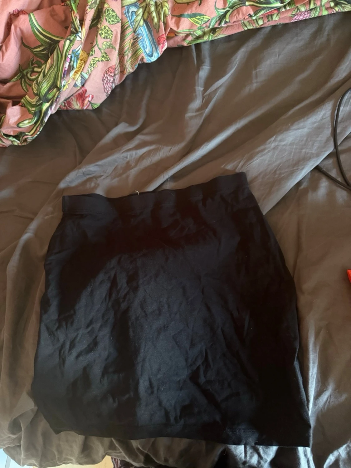 Svart kortkjol i bomull