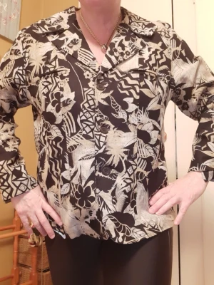 Eye-catching retro style blazer from Annesofie - Elegant blazer. Danish design. Excellent material and condition. Cappuccino and black main colours. Size 44. Lightweight.  Perfect for spring. Measurements: length: 62 cm, under arm width: 50 cm. 