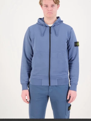 Blå hoodie från Stone Island - Snygg blå hoodie från Stone Island med dragkedja framtill och klassisk logopatch på vänster ärm. Hoodien har huva med dragsko och känguruficka. Tillverkad i mjuk bomull som känns skön mot huden. Perfekt för en avslappnad streetwear-look.