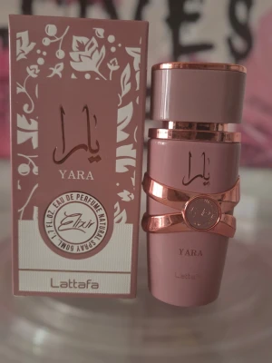 Lattafa Yara Eau de Parfum 50 ml - Lattafa Yara är en parfym i en snygg rosa flaska med roségulddetaljer. Köpt i andra hand!!!