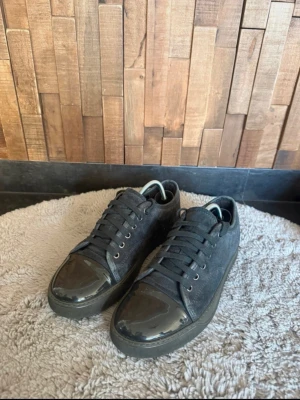 Svarta Lanvin’s - Snygga svarta Lanvin’s i toppskick! Säljer eftersom att jag köpte fel storlek. Priset kan självklart diskuteras vid snabb affär!