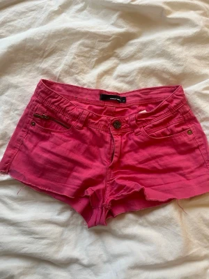 Rosa low waist shorts  - Snygga rosa shorts, säljer pga för små. Finns dock en liten fläck ifrån silvershampo.