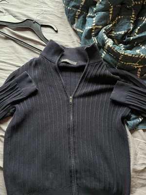 Mörkblå Zip up - En tidlös zip up från Dressman som passar med nästan vad som helst. Nypris cirka 900 och säljer för halva. Kan gå ner i pris vid snabb affär!
