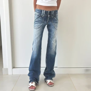 Jeans - Midjemått rakt över: 40 cm Innebenslängd: 88 cm💙se bild