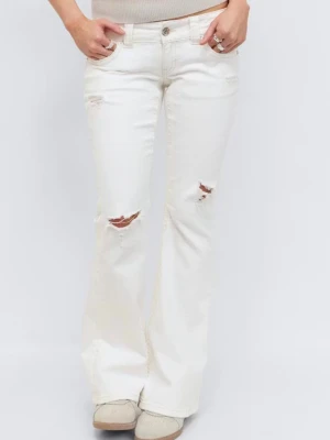 14+ low rise flare jeans petite  - Säljer ett par vita bootcut jeans med slitningar på knäna och lätt slitna detaljer vid fickorna. Jeansen har klassisk femficksdesign och stängs med knapp och dragkedja. Perfekta för en avslappnad och trendig look.