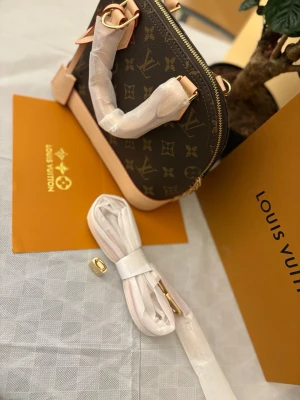 Alma BB  - Hej säljer en ny Alma BB kom gärna med bud eller ställ gärna frågor besvarar alla. 