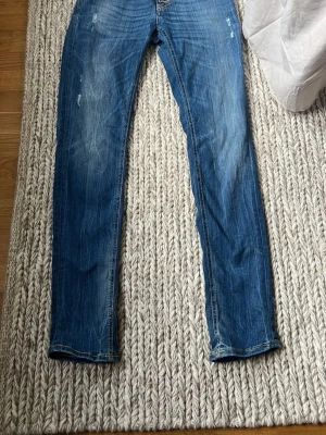 Blå slitna skinny jeans - Säljer ett par dondup jeans i strlk 30 väldigt sköna och snygga säljare då de inte kommer till användning. Hör av er om ni undrar något😊