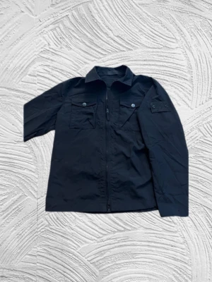 Stone Island Overshirt - Säljer en väldigt fin Overshirt från märket Stone Island i storlek L, med svart badge (sällsynt) - SITTER SOM M - BORTKLIPPTA LAPPAR - 9/10 SKICK