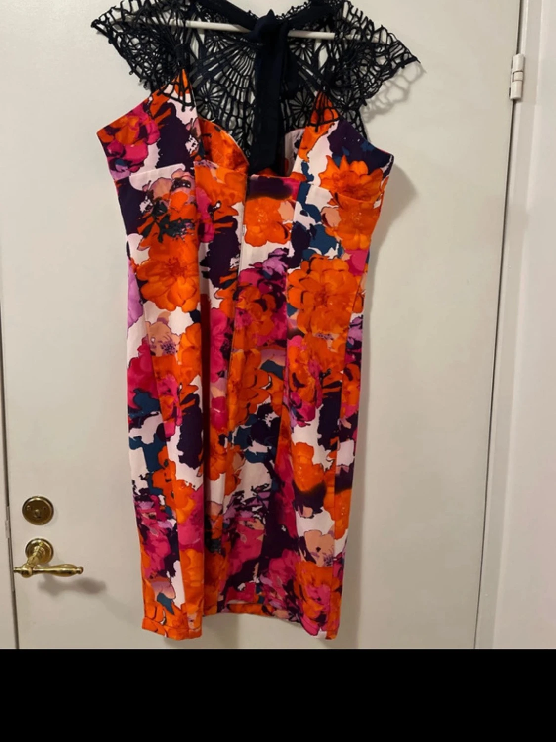 Blommig klänning med spetsdetalj