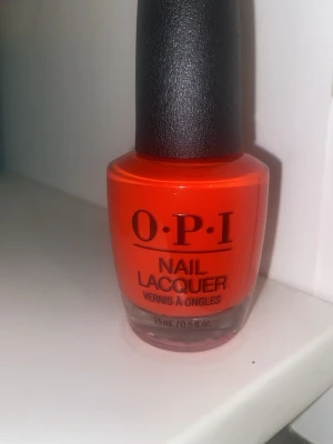 Två nagellack från OPI i orange & korall - Säljer två snygga nagellack från OPI. Ena flaskan har en intensiv orange färg och den andra är i en fräsch korallnyans. Båda kommer i klassiska glasflaskor med svart lock och rymmer 15 ml. Perfekta för dig som vill ha färgstarka naglar!