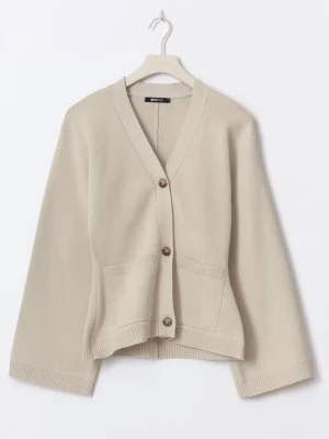 Beige kofta med fickor från Gina Tricot - Stilren beige kofta från Gina Tricot med v-ringning och tre knappar framtill. Koftan har två praktiska fickor och ribbade detaljer vid ärmslut och nederkant. Perfekt för lager på lager och enkel att matcha med olika outfits.