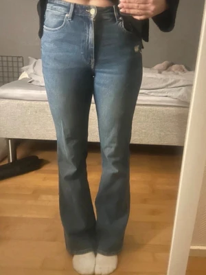 Blå bootcut jeans  - Säljer ett par blå bootcut jeans med hög midja. Säljer då de inte kommit till någon användning, inga defekter!!❣️❣️☺️