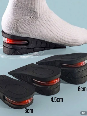 Upp till 6cm mer på din längd   - Säljer ett par svarta skoinlägg med luftdämpning i hälen. Inläggen är tillverkade i mjukt skumgummi och har en röd transparent luftkudde för extra komfort. Finns i tre höjder: 3 cm, 4.5 cm och 6 cm. Perfekt för dig som vill ha lite extra höjd och stötdämpning i skorna.