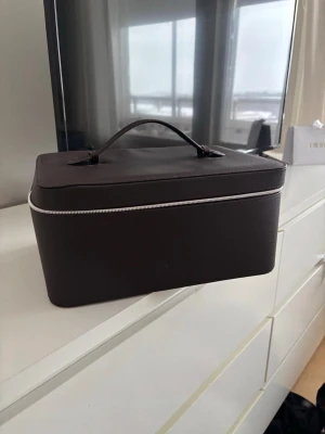 CAIA necessär  - Stor rymlig necessär från Caias julkalender 2025 i brunt läder, som ny.