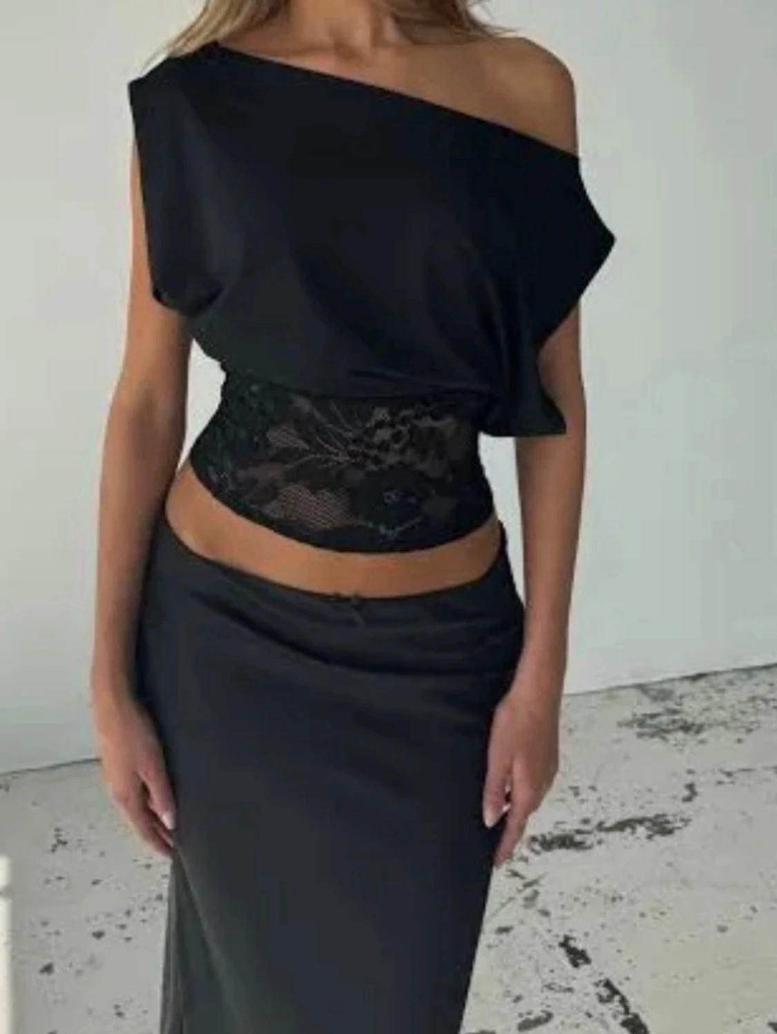 Svart oneshoulder topp med spetsdetalj