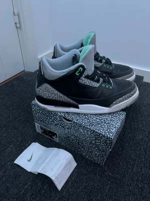 Jorden 3 ”Green Glow” - Plagg:Jorden 3 ”Green Glow” Storlek:42 Nypris:2299 Mitt pris:799 Skick:10/10 Använda en gång Märke/Brand:Nike Jordan Färg:Svart,vit,grön,grå Material:Läder Passform:42 Passar även 43 Användning:Sparsamt använda Övrigt:  Kvittot Medföljer Såklart👍  Priset är inte hugget i sten🪨🪓 Fraktar Inom 24 h📦 Skriv Vid Minsta Lilla Intresse😃