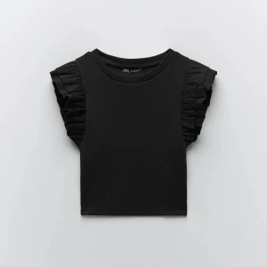 Svart volang topp från Zara -  Jättefin topp som endast är testad engång! 🤍Storlek M men sitter som en XS/S!! 