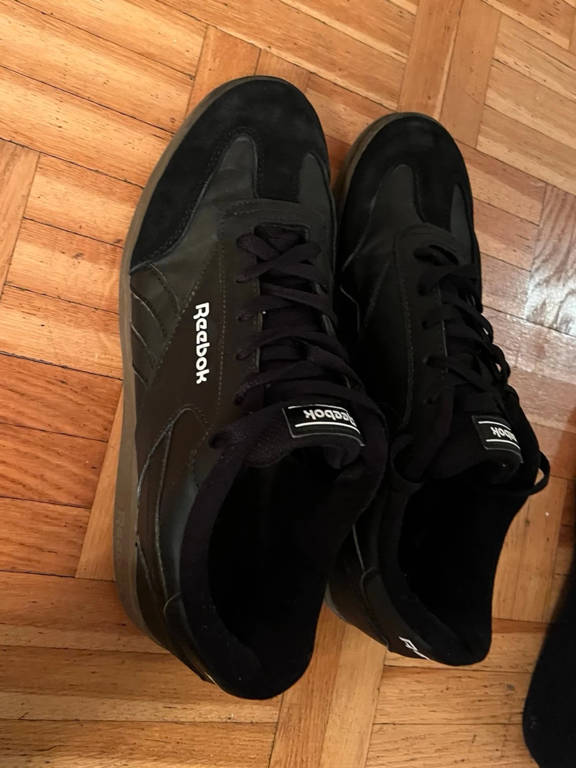 Svarta Reebok sneakers i läder och mocka - 1