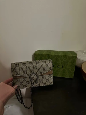 Handväska  - Handväska med tillhörande box