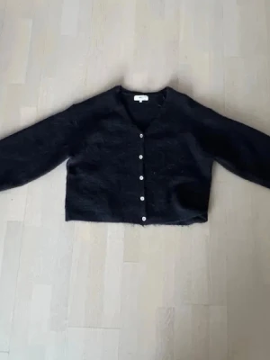 Mörk blå Ginakofta med v-ringning - Säljer min mörkblåa kofta från Gina då den är för stor. Andvänd några fåtal gånger. Jätteskön och super fin. 