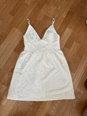 Studentklänning  - Jättefin vit klänning, perfekt till studenten. Aldrig använd då den är lite stor på mig, lappen är kvar!  Den har dragkedja bak i ryggen. Hör av dig vid frågor💕