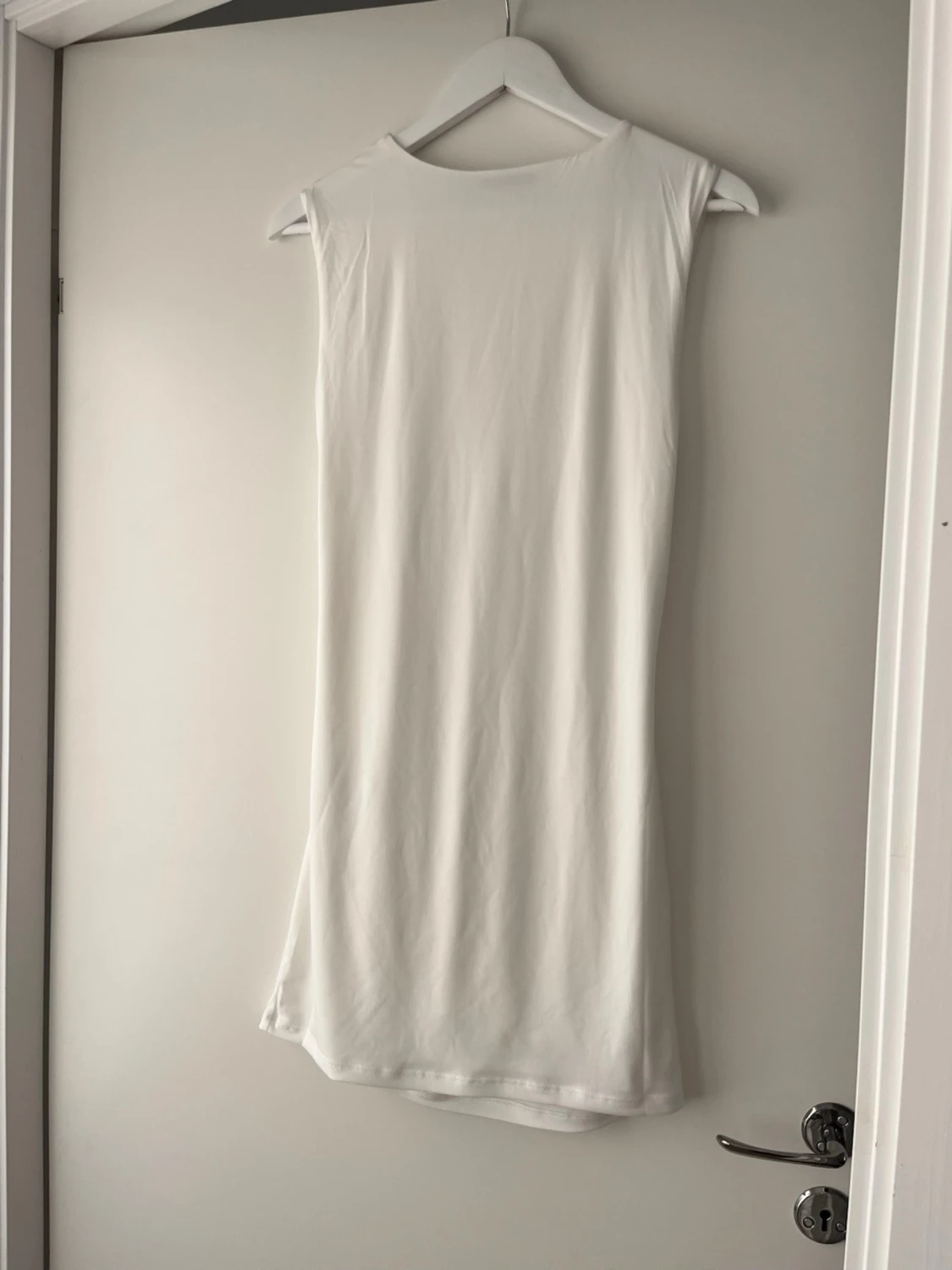 Vit draperad klänning  - 3