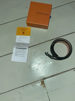 Bälte l-v - Tja säljer detta snygga l-v bältet. Passar till det mesta. Får med kvitto låda o allt på bilden. Priset e inte hugget i sten.