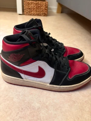 Jordan 1 mid  - Jordan 1 mid ”noble red” i storlek 42,5, väl använda, saknar låda