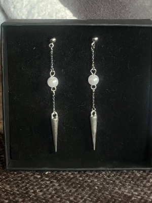 Silverörhängen  - Ett par silverörhängen som även finns att köpa enskilt så kolla mina andra annonser! Det är rostfritt stål.