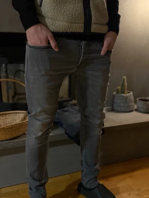 Dondup George jeans - Ett par riktigt snygga Dondup jeans i ljusgrå färg. Näst intill nytt skick‼️  Modell: George!  Size: W30.   Modell runt 179cm, 70kg. 🔹 Hör av dig vid frågor eller funderingar🙌