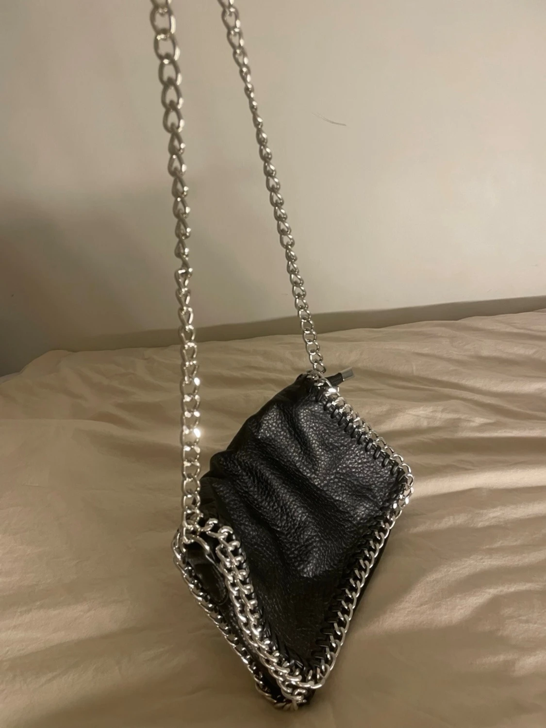 Svart axelväska med kedjerem - 3