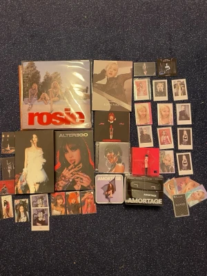 Blackpink album och fotokort - Säljer en del av min blackpink kollektion, för det mesta medlemmarnas soloalbum. Hela settet (allt som finns på bild) kan köpas ihop för 2400kr. Allting kan även köpas separat (förutom affischerna) skicka ett PM om priser/bilder etc! 