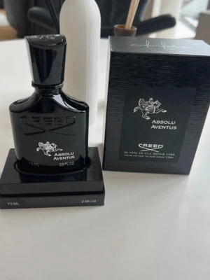 Creed aventus absolu - Creed absolu limited edition, köpt på deelox för 3300kr , kvitto finns pris kan diskuteras! cirka 70 ml kvar av 75
