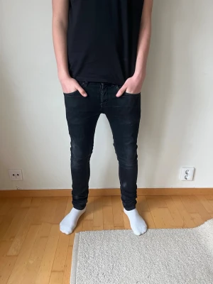 Svarta skinny jeans george, W30 - Säljer ett par svarta skinny jeans från dondup i storlek W30. Jeansen har en tight passform, klassisk femficksdesign och är tillverkade i stretchigt jeansmaterial. Perfekta för dig som gillar en smal siluett och enkel stil.