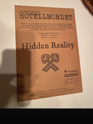 Mordgåtan Hotellmordet Hidden Reality - Säljer spelet Mordgåtan Hotellmordet från Hidden Reality. Ett mysteriumspel för 2-8 personer där ni löser ett mord på ett hotell. Speltid är 2-4 timmar och svårighetsgraden är medel. Tryckt och packat i Göteborg. Perfekt för spelkvällar med vänner.