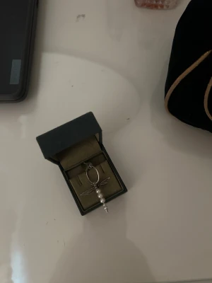 Maria Nilsdotter örhänge  - Säljer mitt Maria Nilsdotter örhänge, pris kan diskuteras!🌸