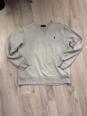 Polo Ralph Lauren - Tja! Säljer nu denna skit fina och jätte bekväma tröjan från Ralph Lauren. Denna är använd en gång och har inga tecken på användning. Säljes då den blivit för liten, pris går att diskuteras med rätt köpare🙌