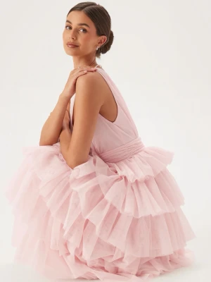 Ljusrosa volangklänning Balklänning - Superfin långklänning i ljusrosa med flera lager volanger och djup v-ringning. Klänningen är ärmlös och har markerad midja. Perfekt för dig som vill sticka ut med en romantisk look. Köpt på bubbleroom för 1799, prislapp kvar, pris kan diskuteras vid snabb affär 💕💕