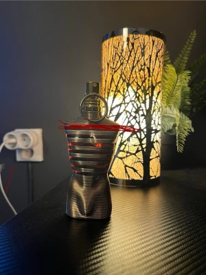 Jean Paul Gaultier Le Male parfym - Klassisk parfymflaska från Jean Paul Gaultier i form av en manlig torso. Flaskan är metallic guld med horisontella ränder och har detaljer i rött. Designen är modern och unik, perfekt för dig som gillar ikoniska dofter och snygg inredning på hyllan. Visste inte riktigt vad jag skulle sätta för pris så skicka gärna prisförslag.